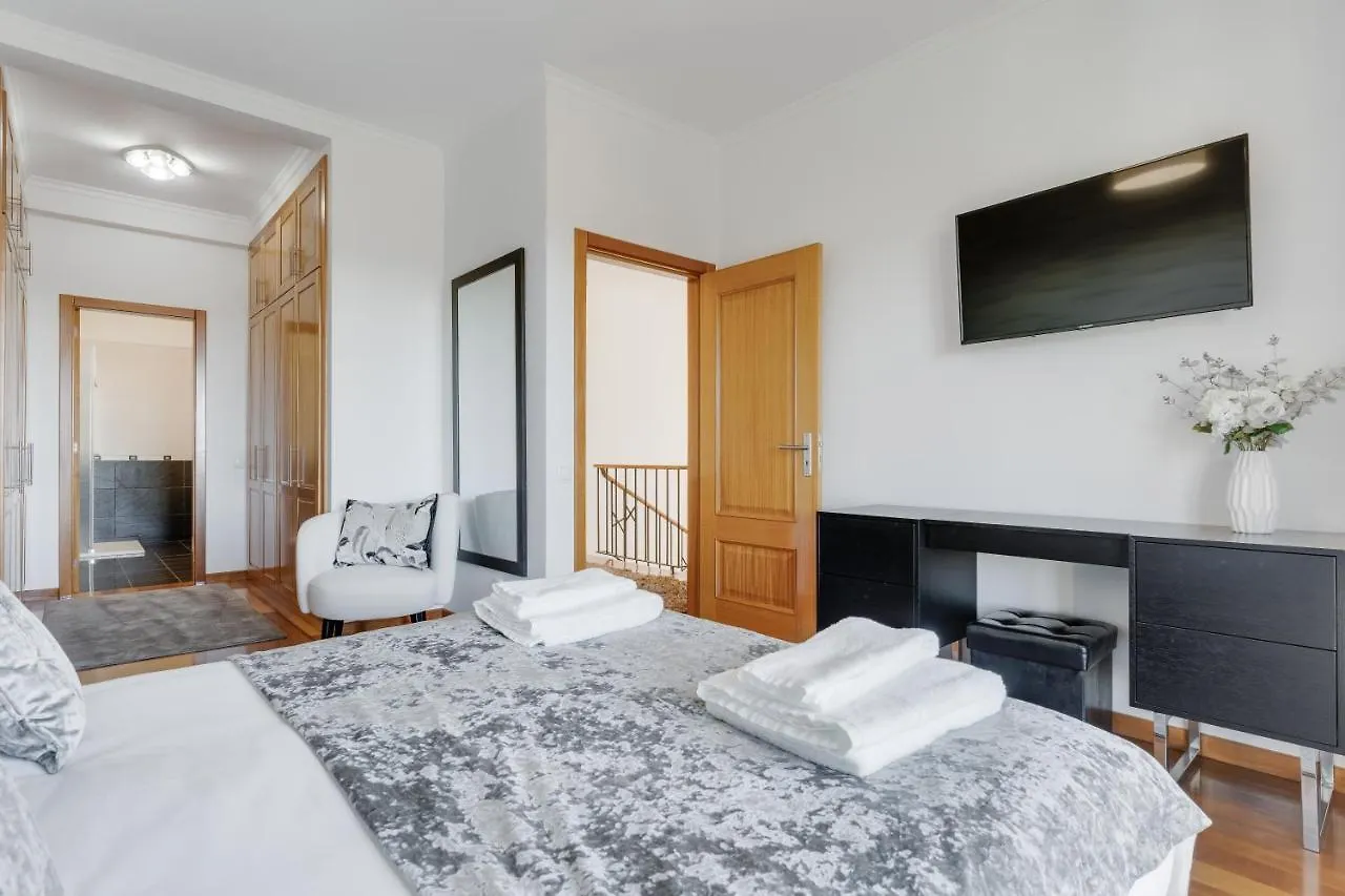 3B Villa Heated Pool Barbecue Games Room Funchal  0*, Funchal (Madeira)